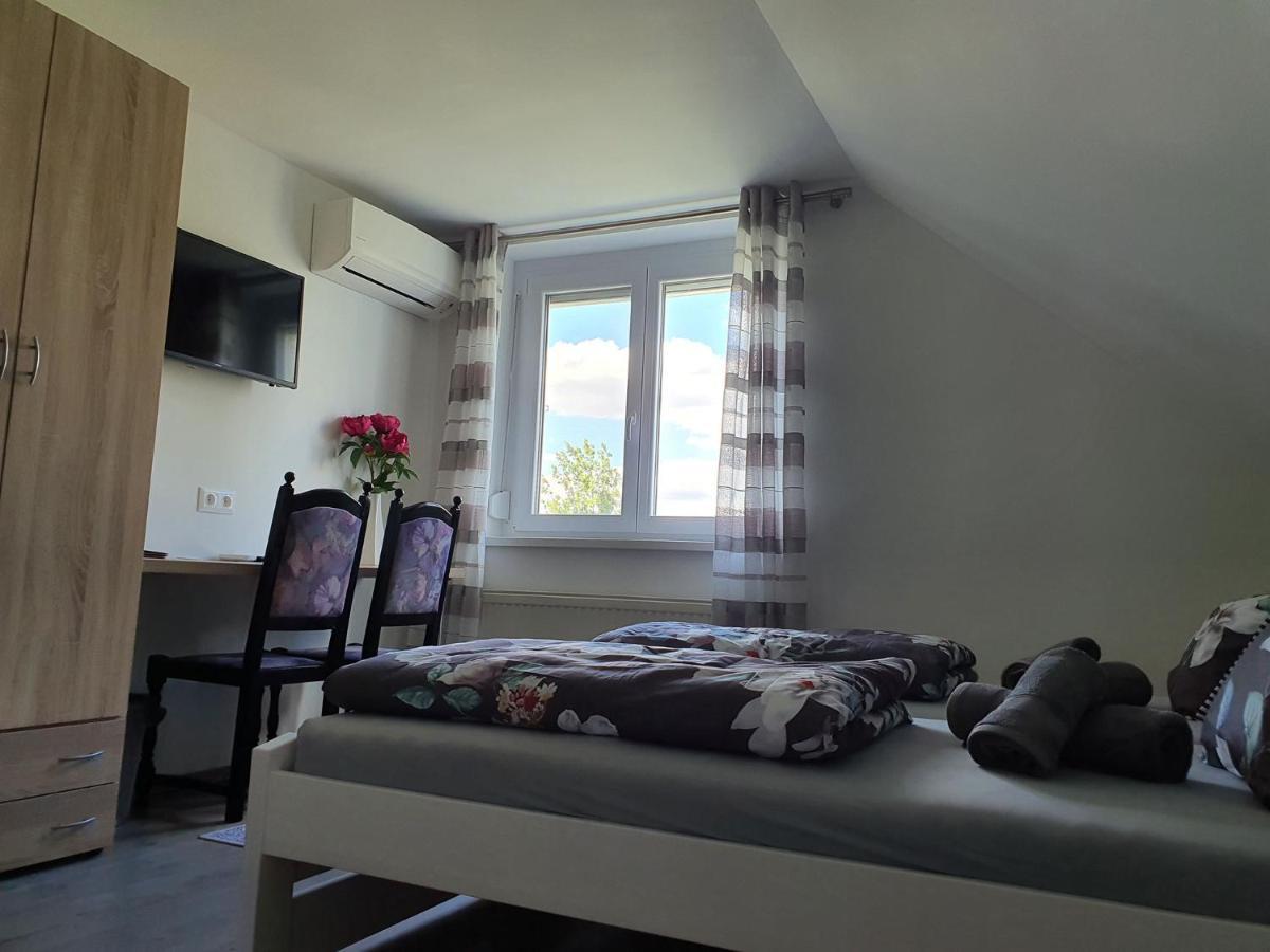 Monostor Panzio Bed & Breakfast Komarom Luaran gambar